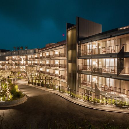 The Botanica Sanctuary Hotel Puncak Exterior foto The hotel at night