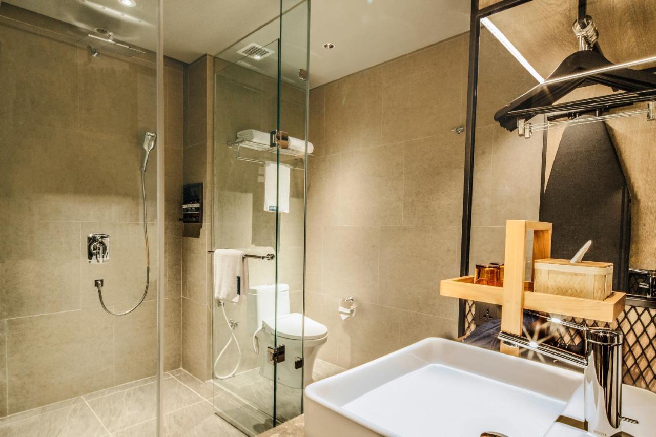 The Botanica Sanctuary Hotel Puncak Exterior foto A bathroom in a hotel