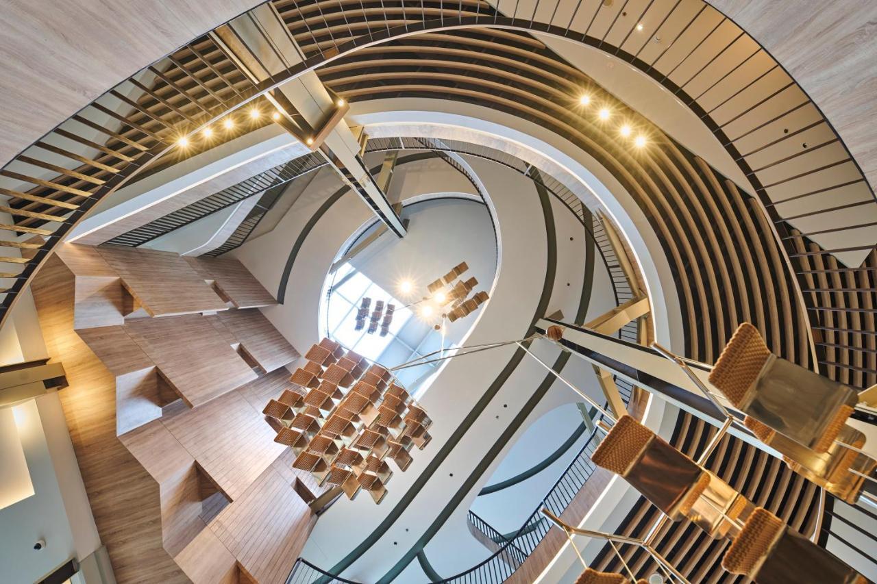 The Botanica Sanctuary Hotel Puncak Exterior foto The staircase