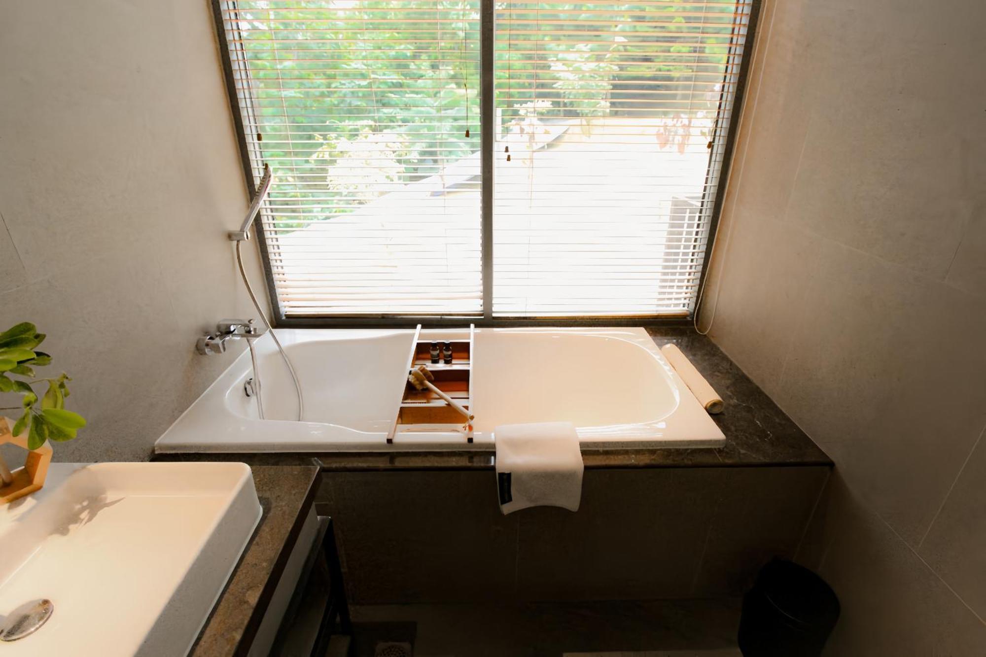 The Botanica Sanctuary Hotel Puncak Quarto foto A bathtub