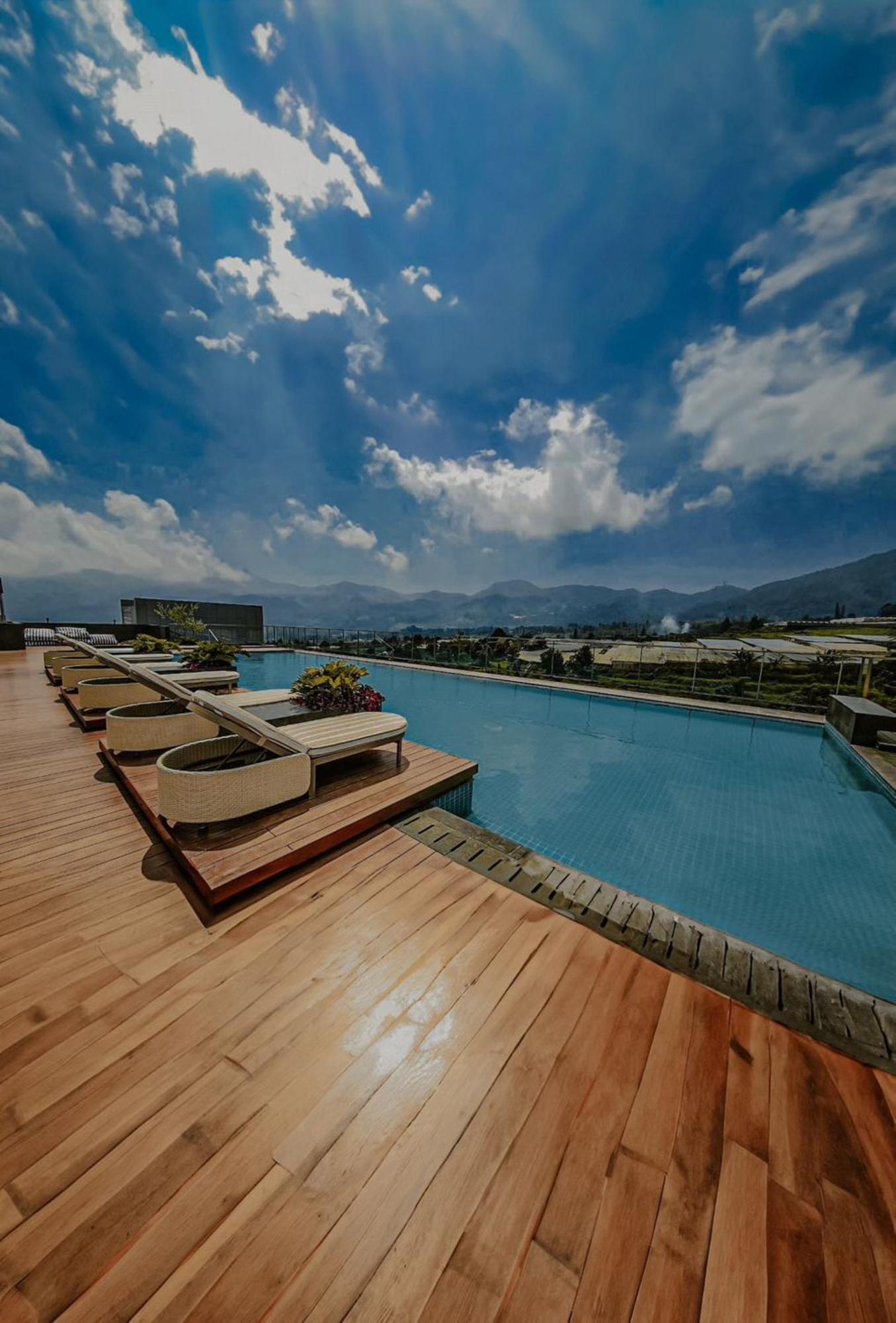 The Botanica Sanctuary Hotel Puncak Exterior foto Rooftop pool at the hotel