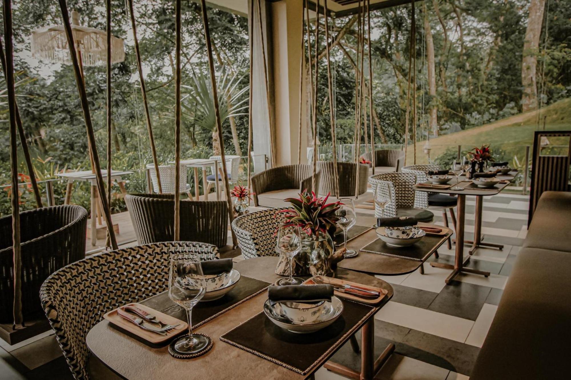 The Botanica Sanctuary Hotel Puncak Exterior foto The interior of the restaurant